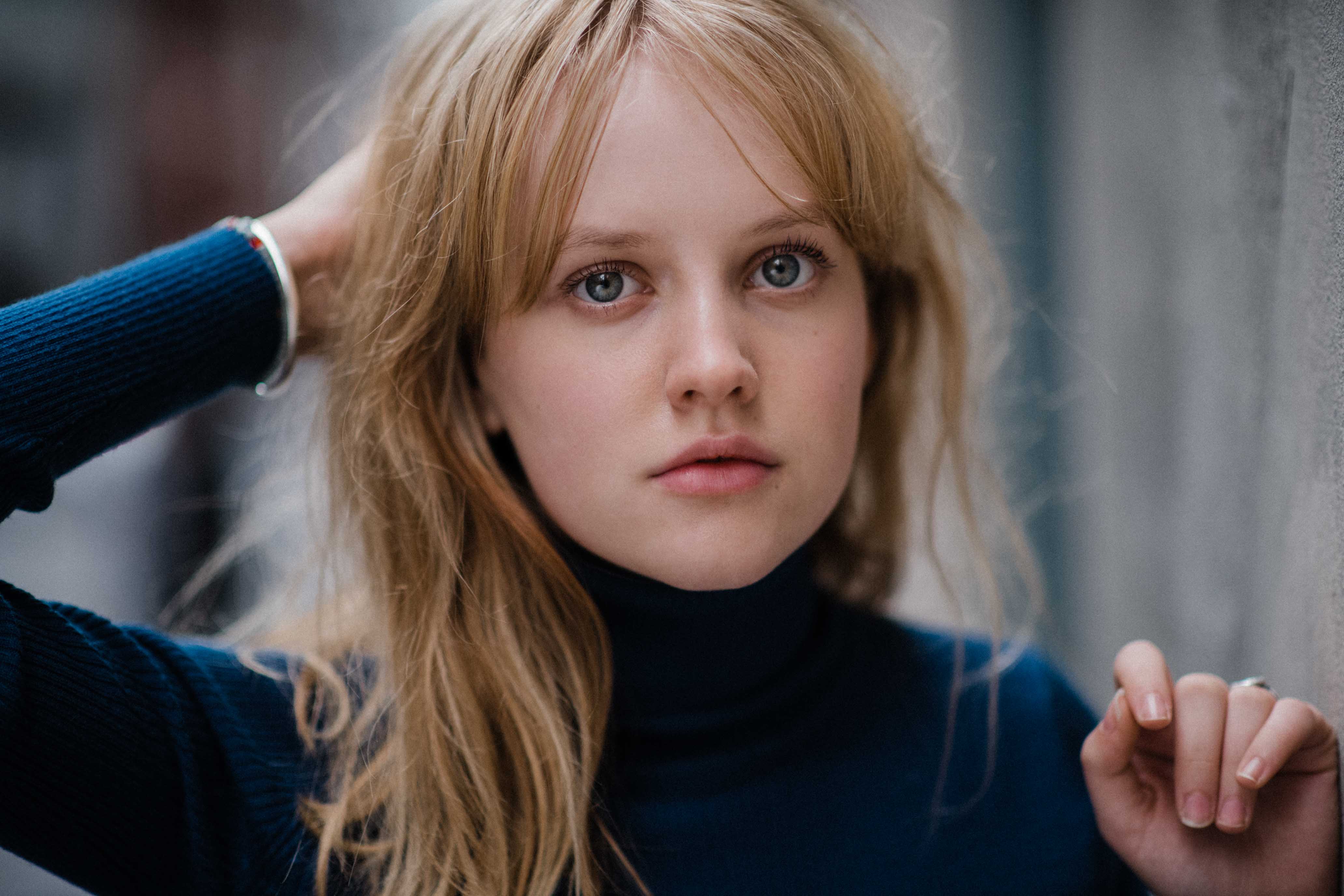 马凯拉·卡维纳赫的写真