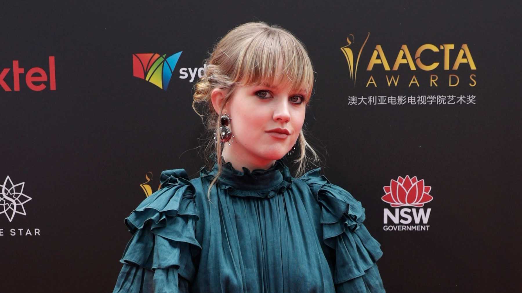 马凯拉·卡维纳赫的写真