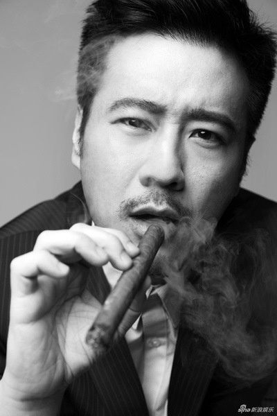 门东毅的写真-门东毅眼神深邃展型男...