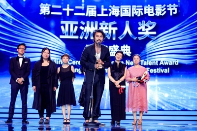 马楠的写真-《活着唱着》获第22...