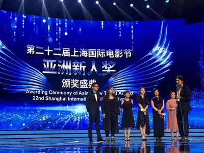 马楠的写真-《活着唱着》获第22...