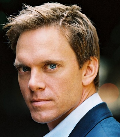 亚当·哈林顿的写真