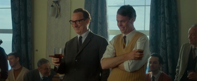 布鲁斯·麦克金伦的写真-2018《怜悯》在酒吧...