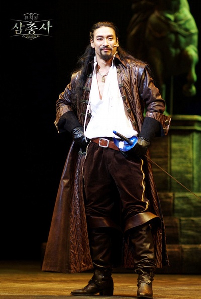 申盛宇的写真-貌似是在出演舞台剧时...