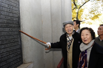 许渊冲的写真-许渊冲及夫人一行参观...