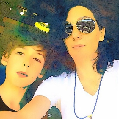 艾莉森·艾得勒的写真-与儿子Levi